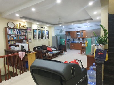 Chính chủ cho thuê CH 3 tầng số 39 mặt phố hoàng cầu 1385