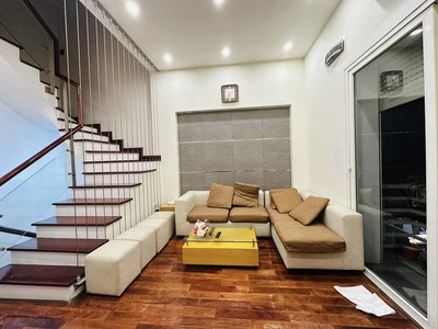 Chính chủ cho thuê CH 3 tầng số 39 mặt phố hoàng cầu 1793
