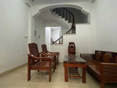 Chính chủ cho thuê CH 3 tầng số 39 mặt phố hoàng cầu 1376