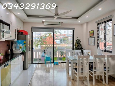 Chính chủ cho thuê CH 3 tầng số 39 mặt phố hoàng cầu 976
