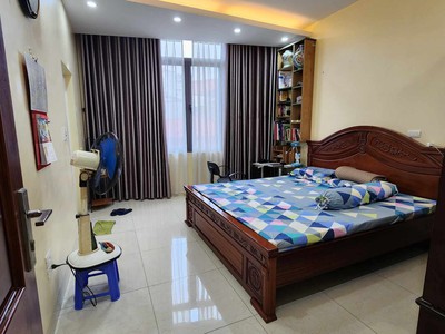 Chính chủ cho thuê CH 3 tầng số 39 mặt phố hoàng cầu 2283