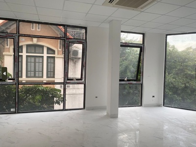 Cho thuê nhà mới ở Kim mã 420m2, Lô góc làm SPA, trung tâm tiếng, VP đại diện 0