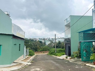 Nhà đẹp lô góc hẻm lớn ung văn khiêm  vị trí gần khu biệt thự tạ quang bửu, tp pleiku, gia lai. 0