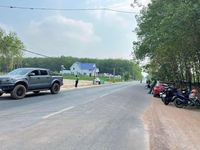Nhà em cần bán gấp lô đất 200mv, ngang 5 dài 40, 100m thổ cư, ngay khu CN Chơn Thành 0