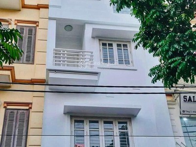 Nhà ngõ 100 Hoàng Quốc Việt. Dt 40m x 5 tầng 1 tum, mỗi tầng 1 phòng có điều hòa 0