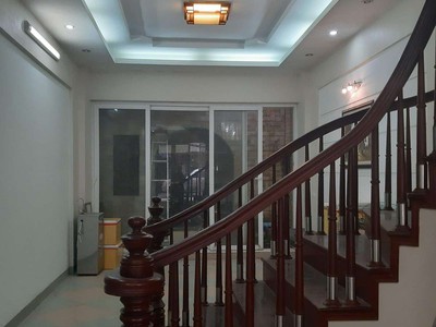 Cho thuê nhà mặt ngõ 1 phố Phạm Tuấn Tài. Dt 55m2 x 5 tầng có điều hoàn, đường rộng để xe 0