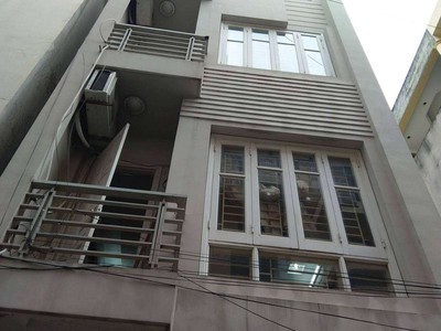 Cho thuê nhà mặt ngõ 1 phố Phạm Tuấn Tài. Dt 55m2 x 5 tầng có điều hoàn, đường rộng để xe 1