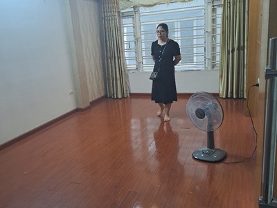 Cho thuê nhà ngõ 78 phố Duy Tân. Diện tích 55m2 x 5 tầng đẹp có ĐH, NL, ngõ rộng 1