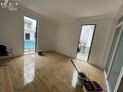 Cho thuê nhà Âu cơ 63m2 x 4,5 tầng, ở làm văn phòng, bán hàng online, oto đỗ cửa 0