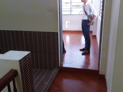 Cho thuê nhà ngõ 1 phố Phạm Tuấn Tài,  Dt 50m2 x 5 tầng, nhà đẹp, ngõ rộng để ô tô 4