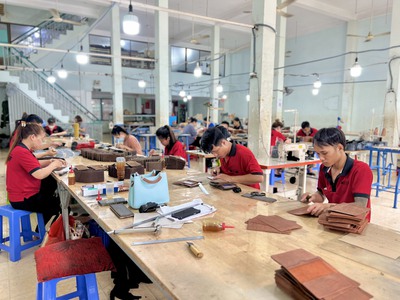 Xưởng sẩn xuất đồ da thật có nhận in LOGO  miễn phí 0