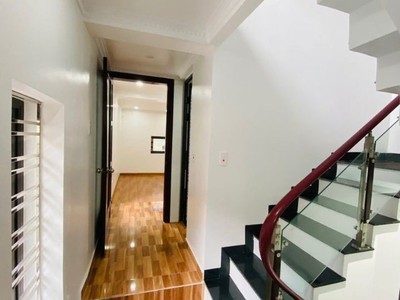 Bán nhà lô góc đường miếu hai xã, 48m 3 tầng sân cổng riêng giá 2.95 tỉ 2