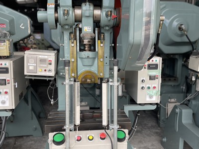 Hàng sẵn kho bình tân -  máy tiện ,dập ,cnc ,.. 2