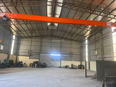 Bán đất nhà xưởng, kcn quất động hà nội dt 2500m2 đất, có xưởng 1700m2, trạm điện 450kva 2 cẩu trục 0