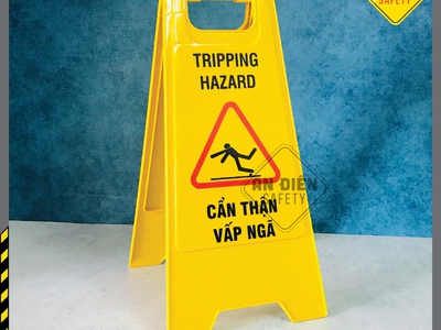 Tự tin và hiệu quả - bảng nhựa chữ a  cẩn thận vấp ngã - tripping hazard 0