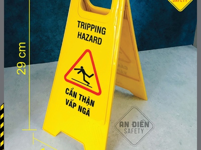 Tự tin và hiệu quả - bảng nhựa chữ a  cẩn thận vấp ngã - tripping hazard 1