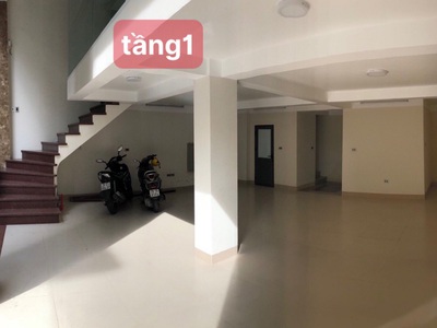 Cho thuê 3 sàn dưới ở lạc long quân làm Văn phòng, SPA, giá siêu rẻ 0