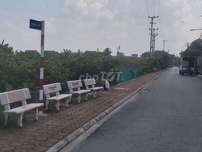 Chính chủ bán đất lô góc, sổ đỏ 126,8m2, mặt trước rộng 6,38m, lô góc 2 mặt tiền tổ 7 Đông Dư, Gia L 2