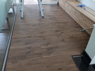 Sàn gỗ màu walnut, sàn gỗ công nghiệp óc chó 5506 5