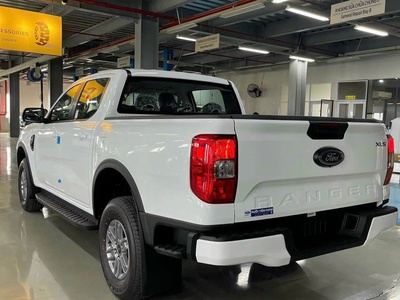 Ford Ranger XLS 2.0L 4x2 AT 2023 xe sẵn đủ màu, giao xe ngay 2