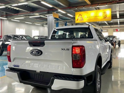 Ford Ranger XLS 2.0L 4x2 AT 2023 xe sẵn đủ màu, giao xe ngay 3