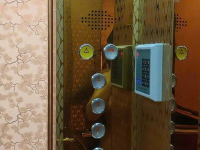 Nhà bán.siêu phẩm nhà đẹp toàn gổ đỏ quý hiếm - thang máy - hẻm 2 xe tải né xe máy - khu vip nguyễn 1