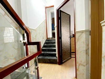 Nhà đẹp 3 tầng, 2 mặt kiệt trải nhựa đường núi thành, hải châu, đn. đi bộ 10m ra mặt tiền, giá 2,x 2
