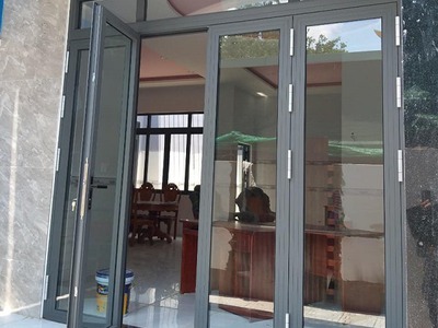 Mẫu cửa nhôm Xingfa màu nâu cà phê sang trọng đẳng cấp 0