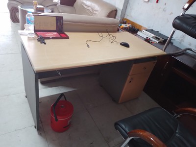 Chuyển văn phòng thanh lý bàn làm việc 0,7x1,4m fami, kèm hộc và ngăn bàn 1
