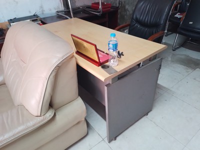 Chuyển văn phòng thanh lý bàn làm việc 0,7x1,4m fami, kèm hộc và ngăn bàn 2