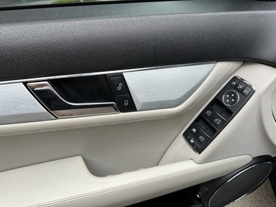 Cần Bán Mercedes C200 đời 2010. Nội thất keo chỉ zin theo xe 2