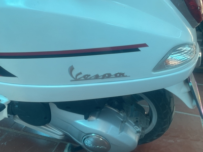 Bán xe Vespa đời 2014 mầu trắng xe đẹp không lỗi nhỏ 0
