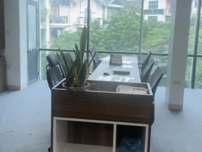 Cho thuê vp cực rẻ chỉ 9.9tr/th tại phố nguyễn khánh toàn cầu giấy sàn vp full đồ mới , thang máy 3