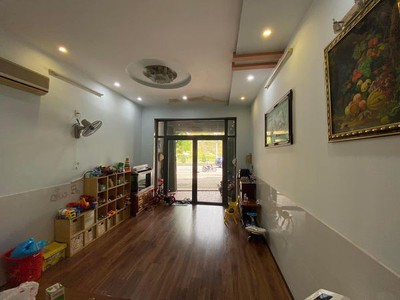 Do nhu cầu công việc nên gia đình có cần bán lại căn nhà 3 Tầng Mặt Tiền Đường Trường Sơn 2