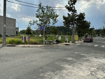 Bán đất mặt tiền đường nhựa, cách QL13 200m, dân cư đông, gần siêu thị Go, đối diện trường Đại học Q 0