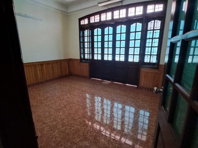 Cho thuê nhà ngõ 50 phố Đặng Thùy Trâm, Diện tích 55m2 x 4 tầng, mặt tiền 5m, ngõ rộng để ô tô 1