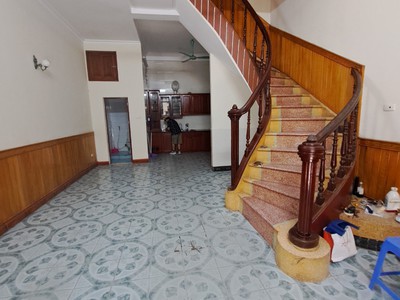 Cho thuê nhà ngõ 50 phố Đặng Thùy Trâm, Diện tích 55m2 x 4 tầng, mặt tiền 5m, ngõ rộng để ô tô 5