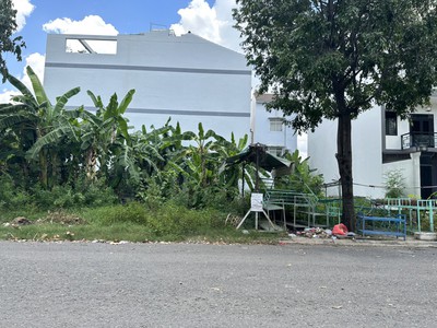 Bán lỗ 300m2 đất thổ cư toàn bộ ngay trung tâm Bình Dương, gần chợ và trường học, bên cạnh Siêu thị 0