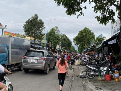 Bán lỗ 300m2 đất thổ cư toàn bộ ngay trung tâm Bình Dương, gần chợ và trường học, bên cạnh Siêu thị 2