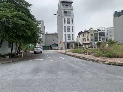 Bán 70m đất đấu giá TT8 Cự Khối, giá 112tr - 2 mặt thoáng, đường 13m vị trí vip bậc nhất 1