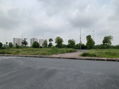 Bán 70m đất đấu giá TT8 Cự Khối, giá 112tr - 2 mặt thoáng, đường 13m vị trí vip bậc nhất 3