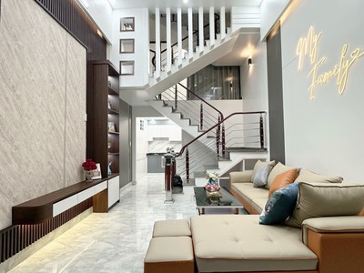 Bán nhà chợ hàng cũ, 40m 3 tầng giá 2.15 tỉ có sân cổng riêng, tặng nội thất 0