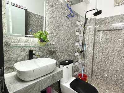 Bán nhà chợ hàng cũ, 40m 3 tầng giá 2.15 tỉ có sân cổng riêng, tặng nội thất 2