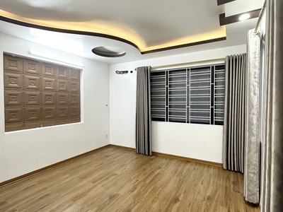 Bán nhà chợ hàng cũ, 40m 3 tầng giá 2.15 tỉ có sân cổng riêng, tặng nội thất 3