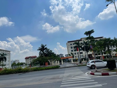 Cho thuê tòa nhà 3 tầng 3 sàn  diện tích 360m /1 sàn  đường lê hồng phong 1
