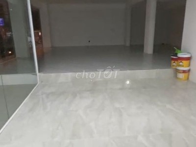 Cho thuê mặt bằng 100m2 ở mặt phố gần đại học Y Hà Nội, mặt tiền full kính 11m 0
