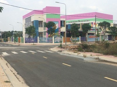 Cần bán gấp 420m2  20x21m , sát trường đại học lớn BD, dân đông, kế chợ, sổ hồng riêng 1