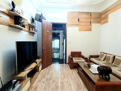 Bán nhà phố nguyễn chí thanh quận đống đa. 40m xây 5 tầng mặt tiền 4m nhỉnh 14 tỷ. cam kết ảnh thật 1