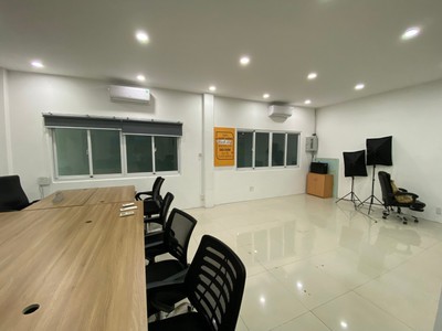 Cho Thuê Văn Phòng 100m2 Có Sẵn Nội Thất 3
