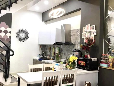 Nhà 3 tẩng-hẽm vip 5m thông đối diện đại siêu thị e-mart-otô vào nhà-kinh doanh các ngành 3